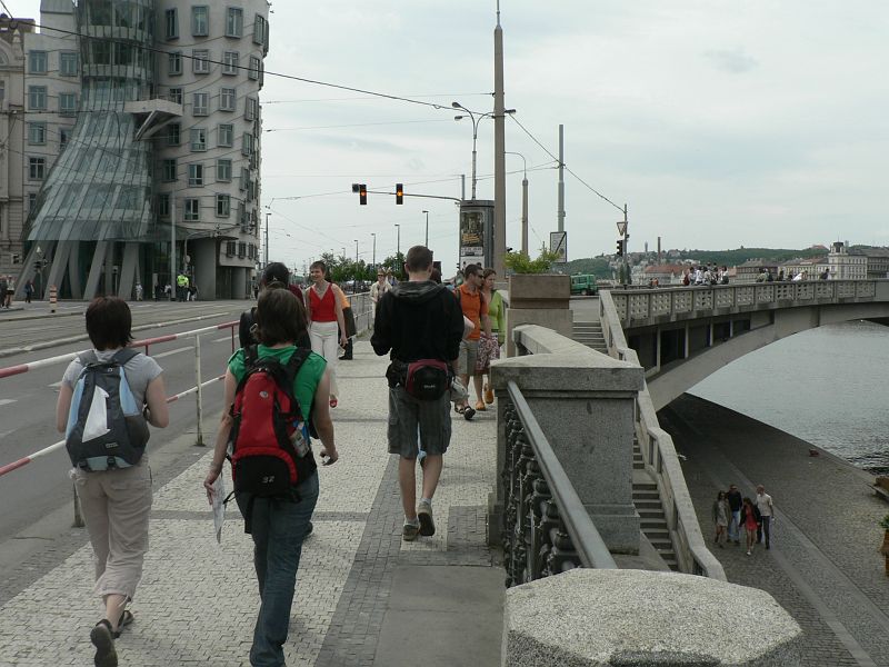 Maraton09 110.jpg - Přesunujeme se na Palackého most, kde se běží již 25 kilometr.